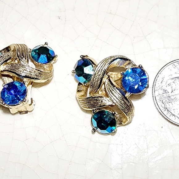 Vintage Kramer gold swirl clip on earrings with brilliant blue faceted stones - Picture 6 of 6